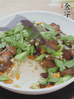 倒蒜葉翻炒均勻。