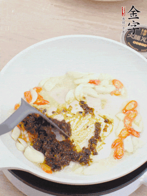 豬油下鍋，爆香蒜片、金字火腿XO醬。