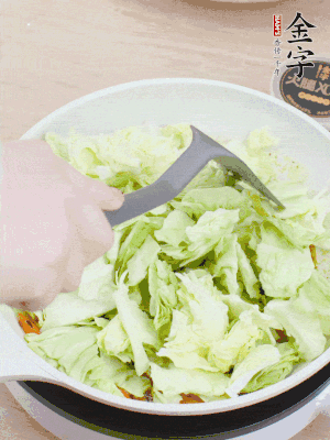 下卷心菜翻炒。