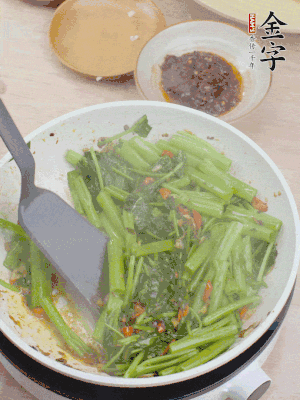 下空心菜炒軟。