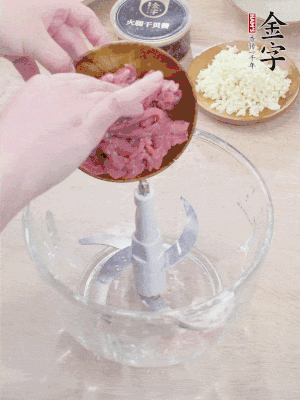 牛肉攪成牛肉泥。