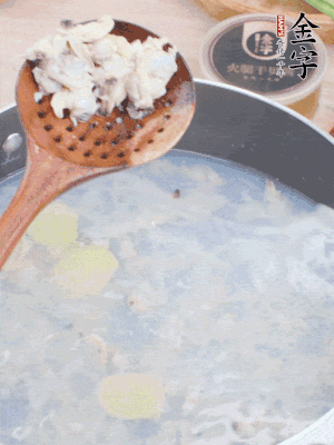 沸水下花蛤肉、姜片、料酒焯水。