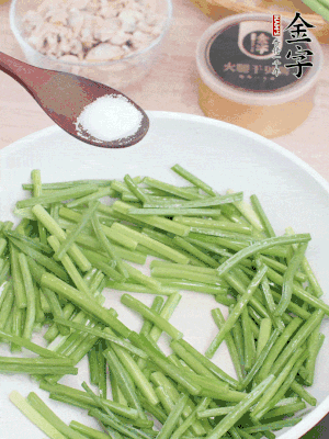 起鍋熱油，下韭菜苔炒至變色。加少許鹽。