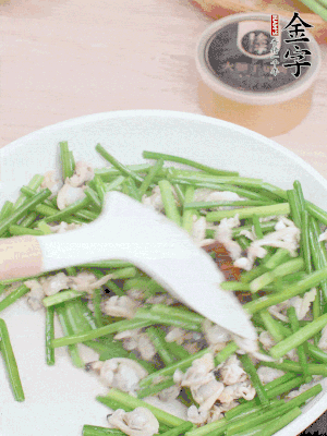 再下花蛤肉、1勺金字火腿干貝醬翻炒攪勻。