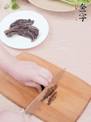 金字醬油肉下鍋煮10分鐘，切薄片。