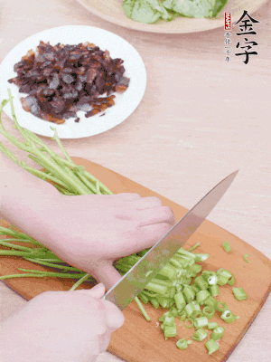 空心菜摘掉葉子，菜梗切成丁。
