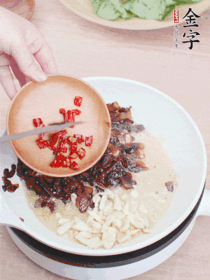 爆香蒜末、小米辣。