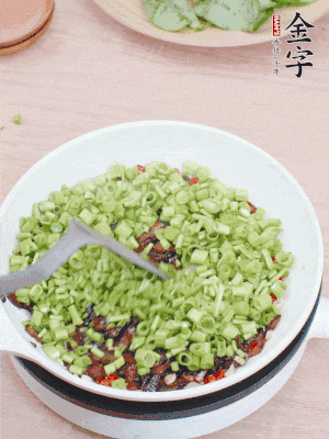 下菜梗翻炒，混合醬油肉。