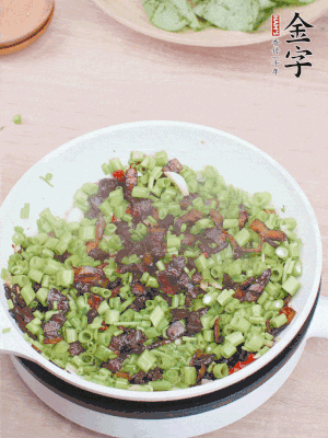 1勺生抽、1勺蠔油、1點點白糖調(diào)味。