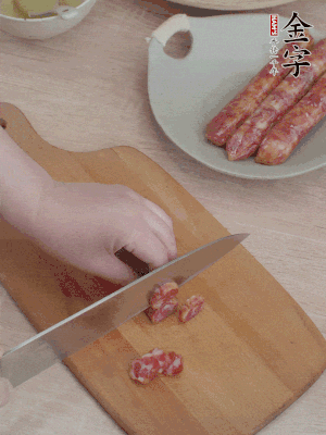 香腸切片。（圓片一點，不用很斜）