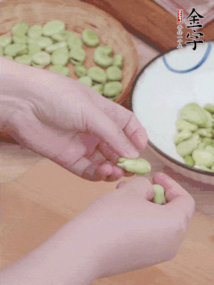 蠶豆剝殼，去掉豆衣，切碎。