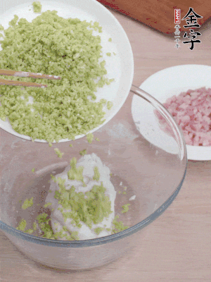 糯米粉邊揉邊加水，成團(tuán)后揉進(jìn)蠶豆、咸肉。
