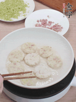 鍋中涼油，慢煎至兩面有脆殼。（油可以多一點(diǎn)）