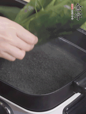 粽葉入沸水煮1分鐘，翻面再煮1分鐘，清洗干凈加水浸泡。