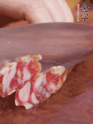 金字香腸斜切成大片。