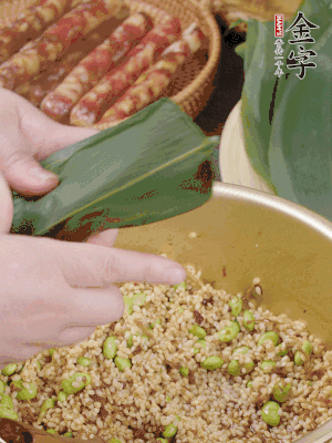 粽葉往下折，完全蓋住，兩側(cè)捏緊。