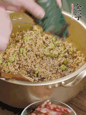 再附一張粽子，一齊向后折疊，線繩捆綁。