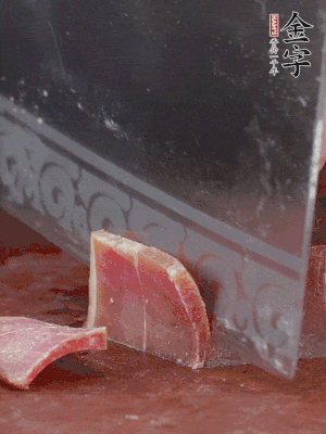 取金字火腿塊150g，切成薄片。生姜切片。