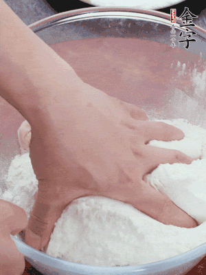 新鮮豬肚以面粉擦洗抓勻。