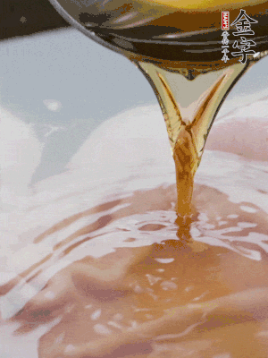 洗凈后冷水下鍋，加黃酒焯水。