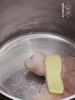 撈出洗凈后，加蔥姜、黃酒二遍焯水。