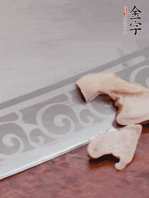 橫向一分為二，均勻切絲。