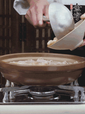 燜煮30分鐘，下花生、紅棗煮5分鐘。（花生提前預(yù)煮15分鐘）