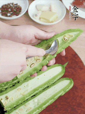 苦瓜去籽切薄片，一點鹽拌勻，10分鐘后沖洗控干。香蔥切蔥花、姜切末、蒜拍碎、干辣椒切圈。