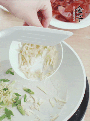 油4成熱，下蔥姜蒜、干辣椒、花椒煸出香味。