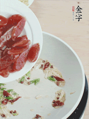 放香腸、苦瓜快速翻炒。