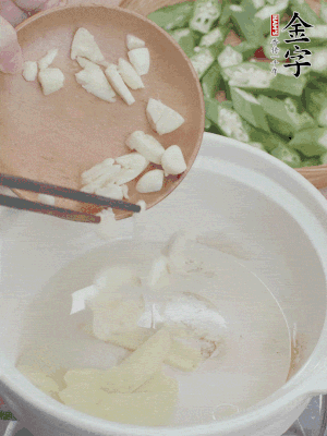 砂煲熱油，姜蒜、辣椒煸香。