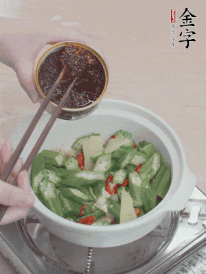 加1勺金字火腿干貝醬、1/2勺生抽攪拌均勻。