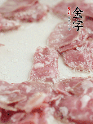 炒鍋熱油，下培根火腿煸炒。