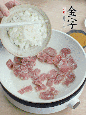 依次下洋蔥、紅菜椒、豌豆粒、玉米粒翻炒均勻。