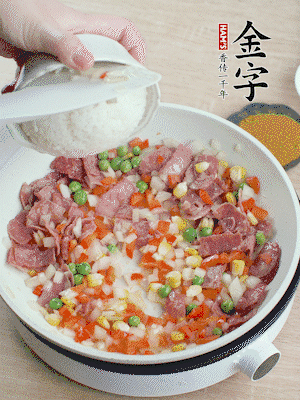 放米飯炒至顆粒分明。