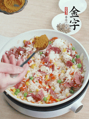 1勺咖喱粉、1/2勺鹽，少許黑胡椒碎炒均。