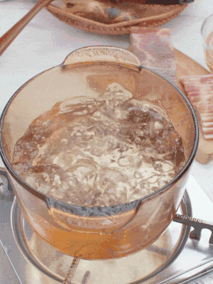 春筍切片焯水3分鐘，去除草酸澀味。