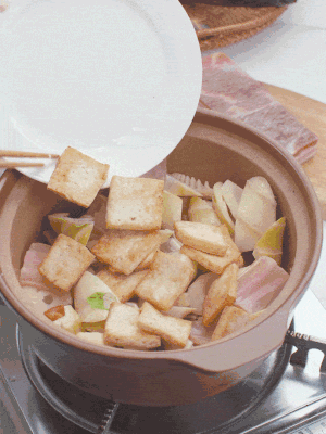 依次下春筍、豆腐，開水沒過食材。