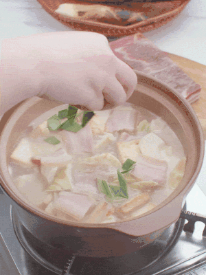 一小撮鹽、糖、雞精調(diào)味，最后撒點(diǎn)蒜葉點(diǎn)綴。