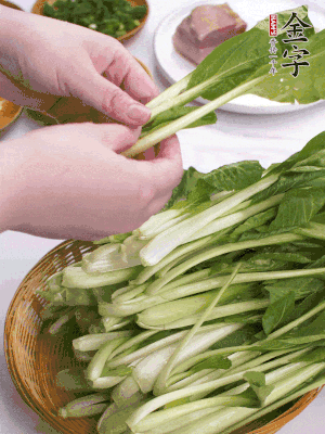 小青菜掰成一片片。