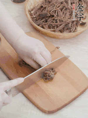 干茶樹菇浸泡過夜，去老根焯水，擠干水份。