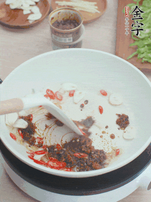 熱鍋涼油，姜蒜、辣椒、金字火腿xo醬炒香。