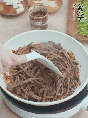 下茶樹菇煸炒4分鐘。