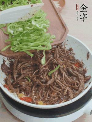 水分煸干，下青椒絲快炒1分鐘。