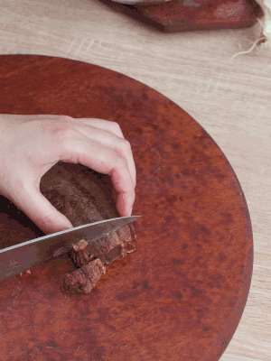 金字臘肉水煮15分鐘，切片。