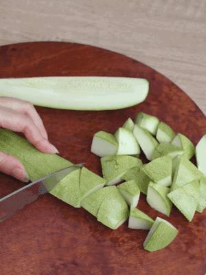 西葫蘆去籽縱向切成4份，斜切成厚片。