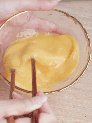 雞蛋調(diào)入少許黃酒打散。