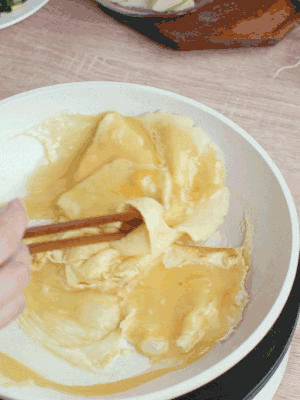 油6成熱時，下雞蛋液，邊緣凝固時翻拌成塊狀。