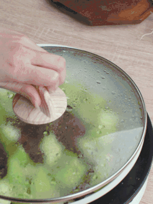 西葫蘆略出水時，加一小撮鹽調(diào)味。