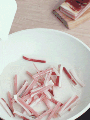 熱鍋涼油，下咸肉絲煸至出油。